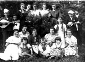 Pierwomajsk, rok 1940. Grupa polskich zesłańców. Zdjęcie ze zbiorów Nadziei Kruk i Heleny Kunickiej.